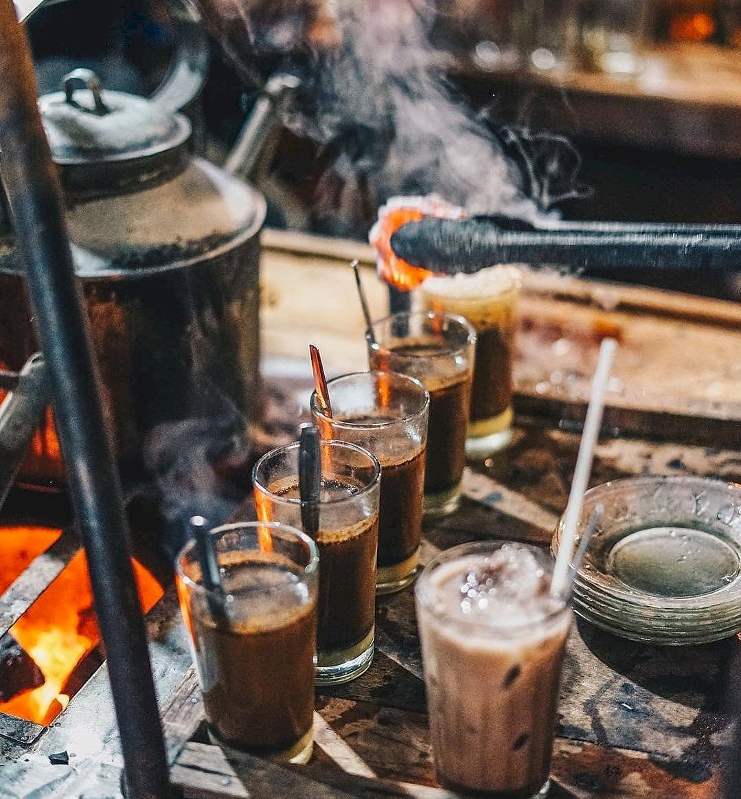 4 Rekomendasi Minuman Angkringan Khas Jogja yang Bisa Menghangatkan Tubuh Waktu Malam Hari . Gambar : IG @briandsumito .