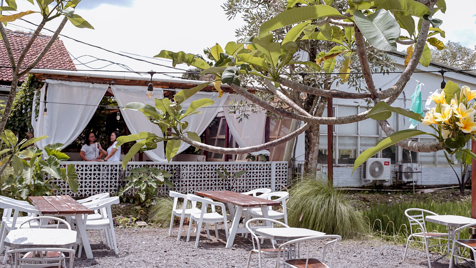 5 Kafe Baru dengan Konsep Ala Bali di Jogja, Cocok untuk Hangout. Gambar : uncov.co.id