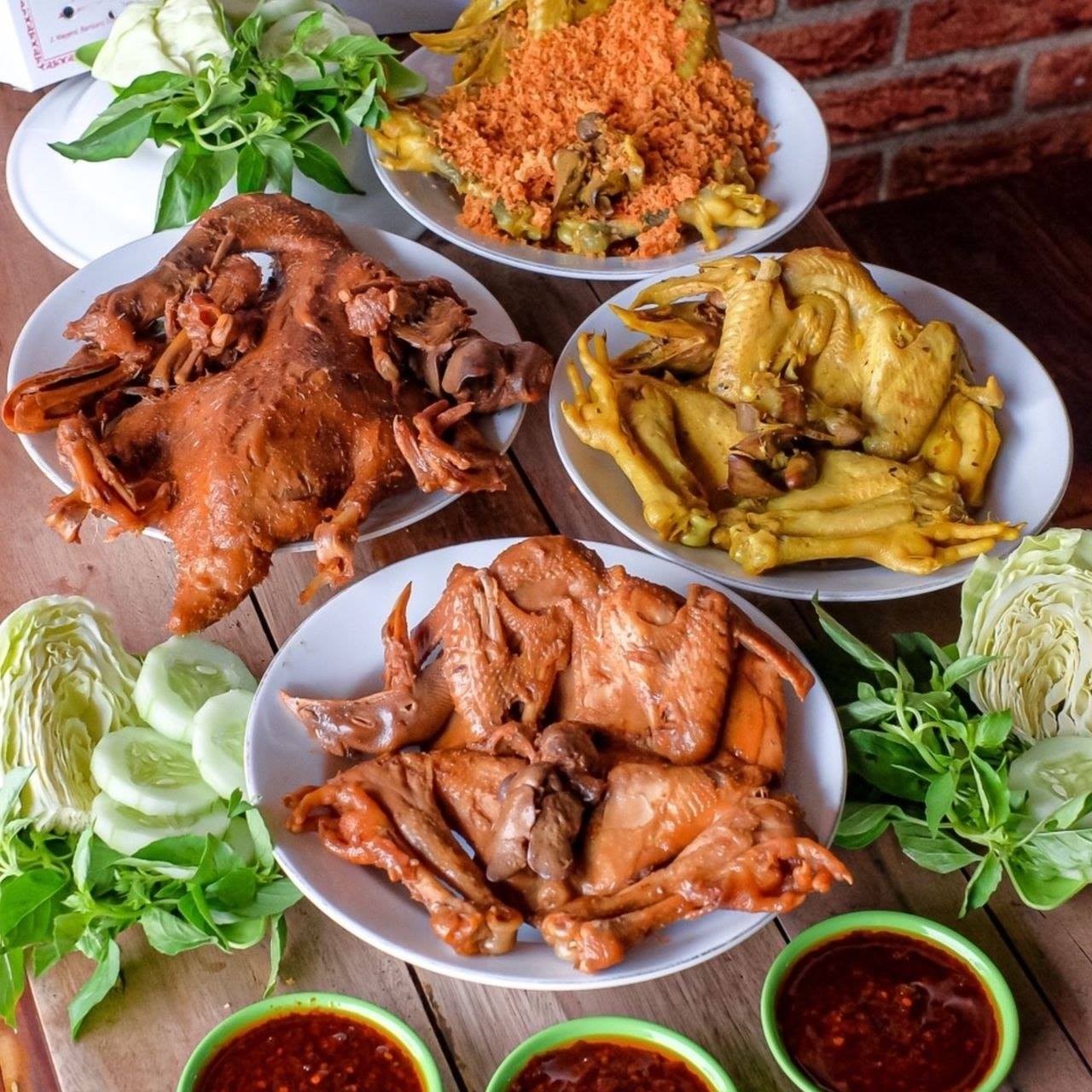 5 Rekomendasi Kuliner Paling Hits di Jogja, Nomor 2 Pesan Langsung di Dapurnya. Gambar : Ayam Goreng Mbok Sabar