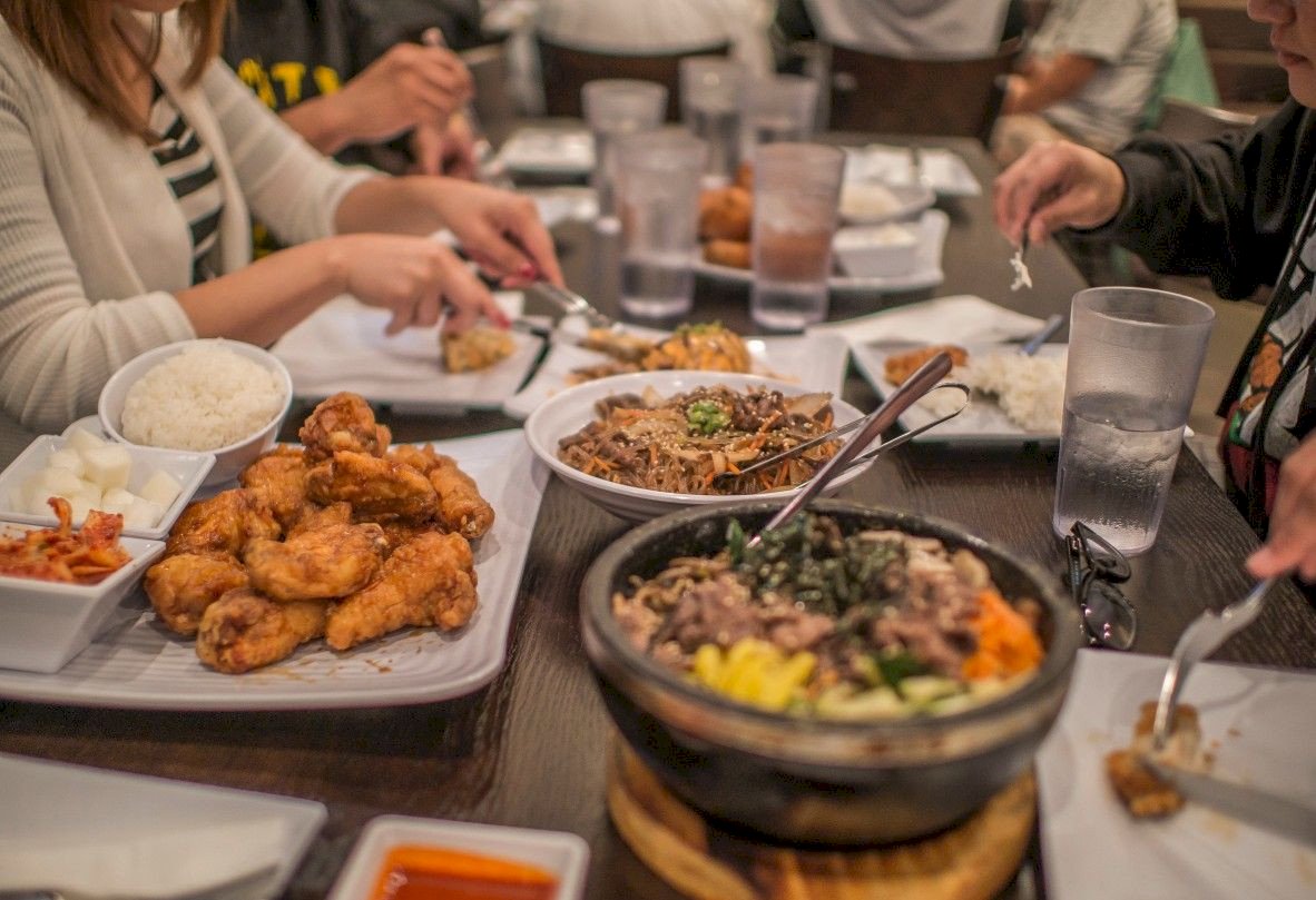 5 Tempat Makan Malam Keluarga di Jogja dengan Pemandangan Indah dan Kuliner Lezat. Gambar : grid.id