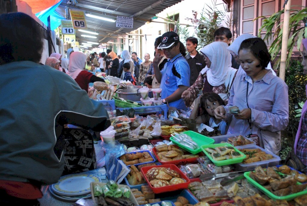 Berbuka Puasa di Pasar Sore Kauman, Kuliner Ramadhan Legendaris. Gambar : misteraladin.com