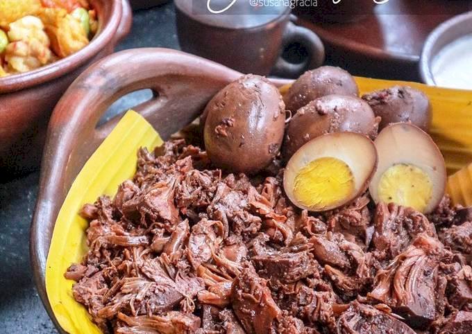 Bukan Sekedar Warna: 4 Perbedaan Menarik Antara Gudeg Jogja dan Solo yang Wajib Kamu Tahu. Gambar : Cookpad
