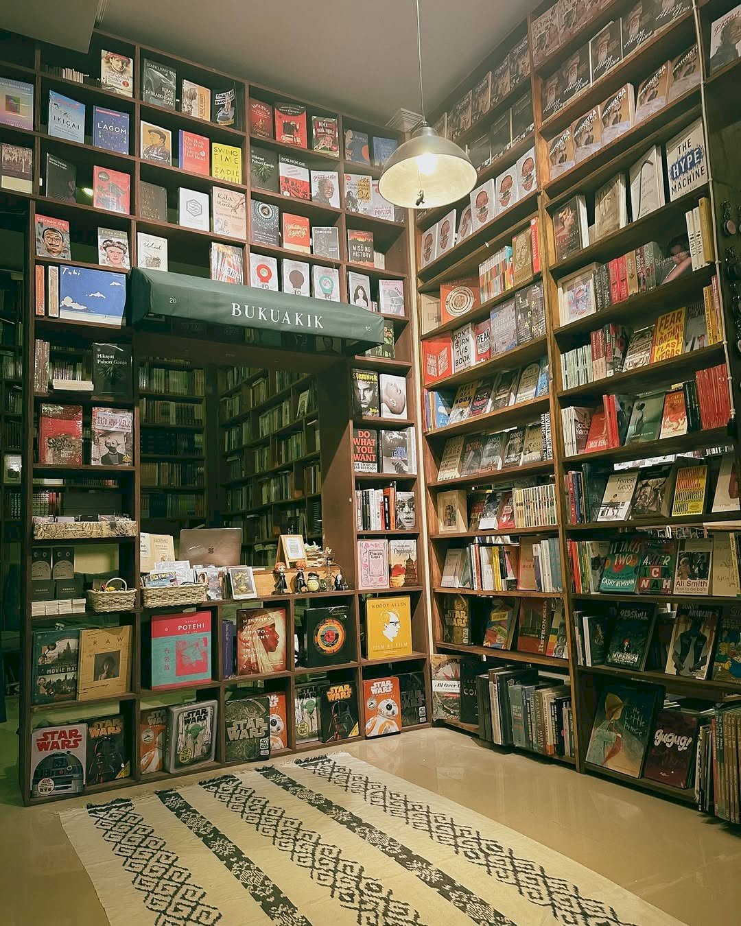 Cari Tempat Tenang nan Estetik? Ini 5 Perpustakaan dan Toko Buku Hidden Gem di Jogja Utara. Gambar : IG @bukuakik