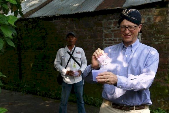 Cerita Bill Gates Rela Digigit Nyamuk Wolbachia untuk Basmi DBD di Yogyakarta . Gambar : Bill Gates di Yogyakarta