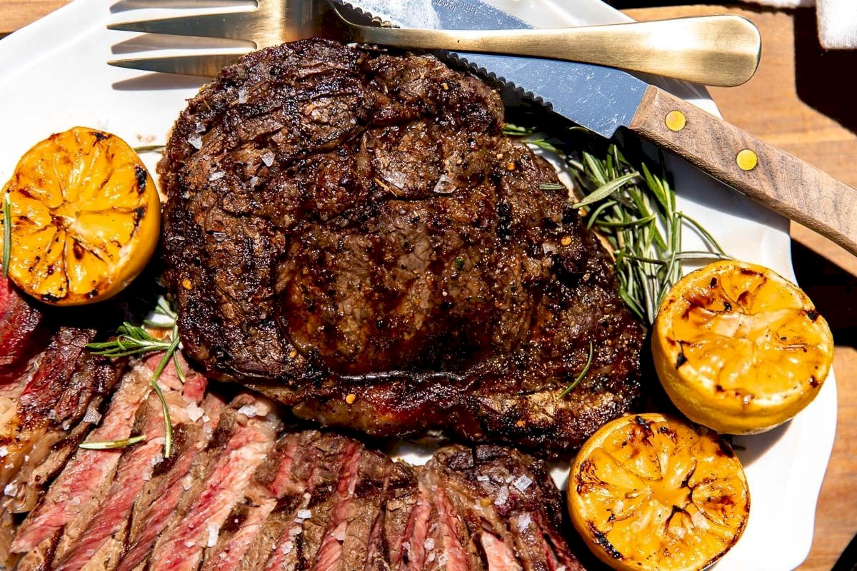 Dari Harga Terjangkau Hingga Premium, Inilah Rekomendasi Tempat Makan Steak di Yogyakarta. Gambar : playswellwithbutter.com