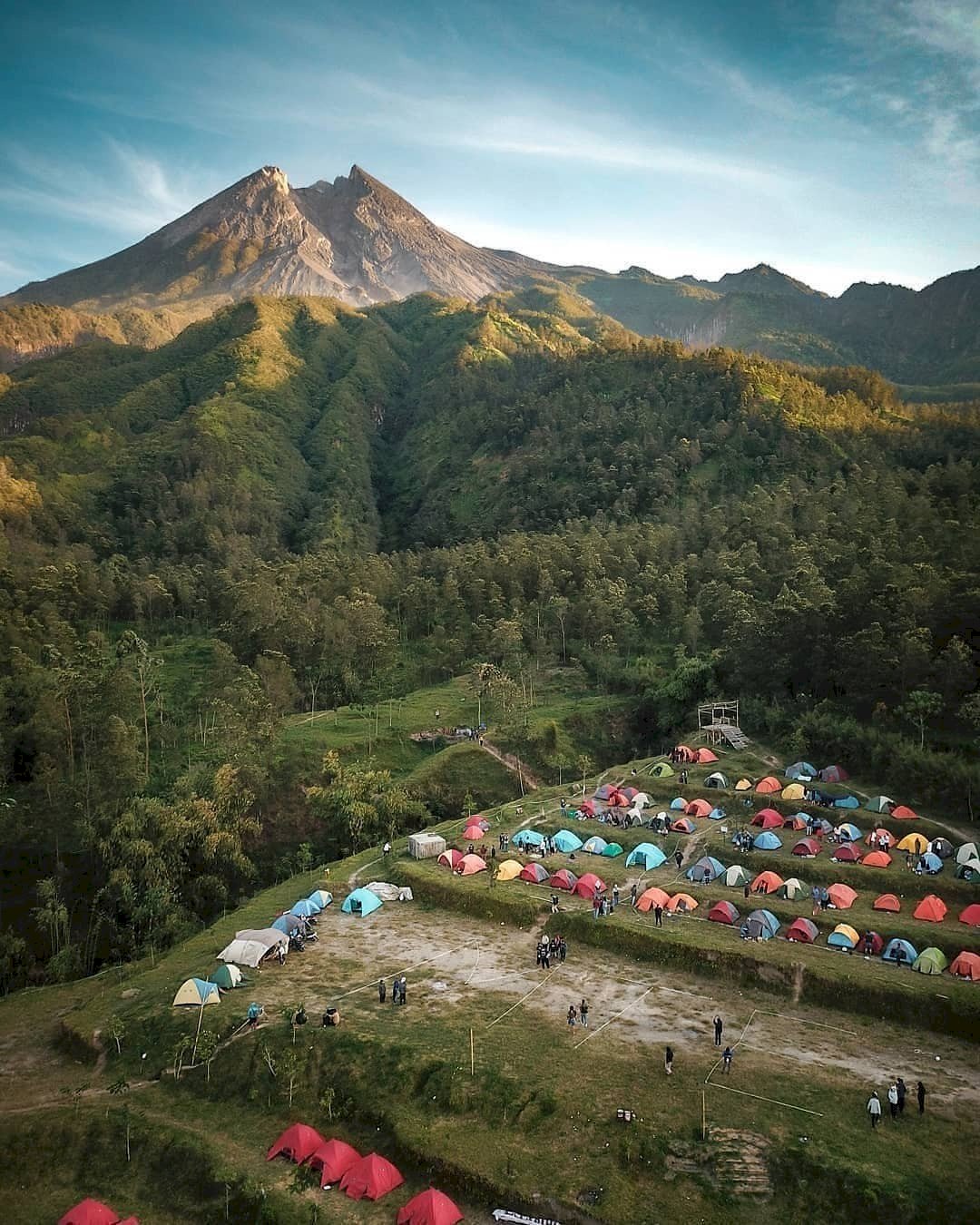 Dekat Banget Sama Merapi! Bukit Klangon, Spot Keren di Jogja Buat Ngopi Sambil Lihat Gunung. Gambar : ig @sheto_chenko