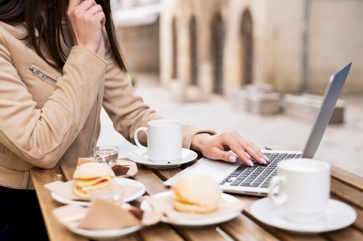 Daftar Tempat Rekomendasi Work from Cafe di Jogja untuk Produktivitas lebih Maksimal!. Gambar : freepik.com