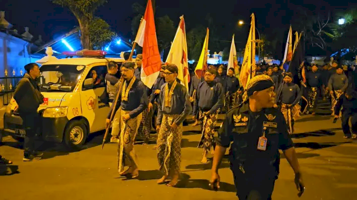 Keraton Yogyakarta Gelar Mubeng Beteng di Malam Suro. Gambar : sleman.pikiran-rakyat.com