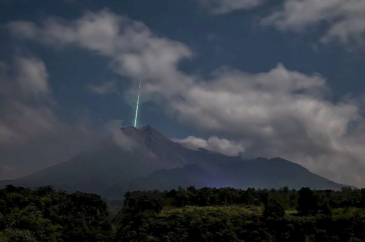LAPAN mengatakan foto viral Meteor jatuh di puncak Gunung Merapi berasal dari Hujan Meteor. Gambar : IG @gunarto_song