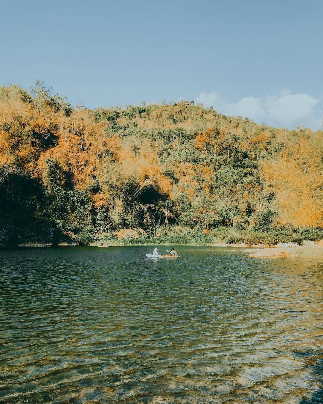Main Air di Tengah Tebing Eksotis? Cuma di Lembah Oya, Wisata Alam Anti Mainstream!. Gambar : ig @ydirhmn