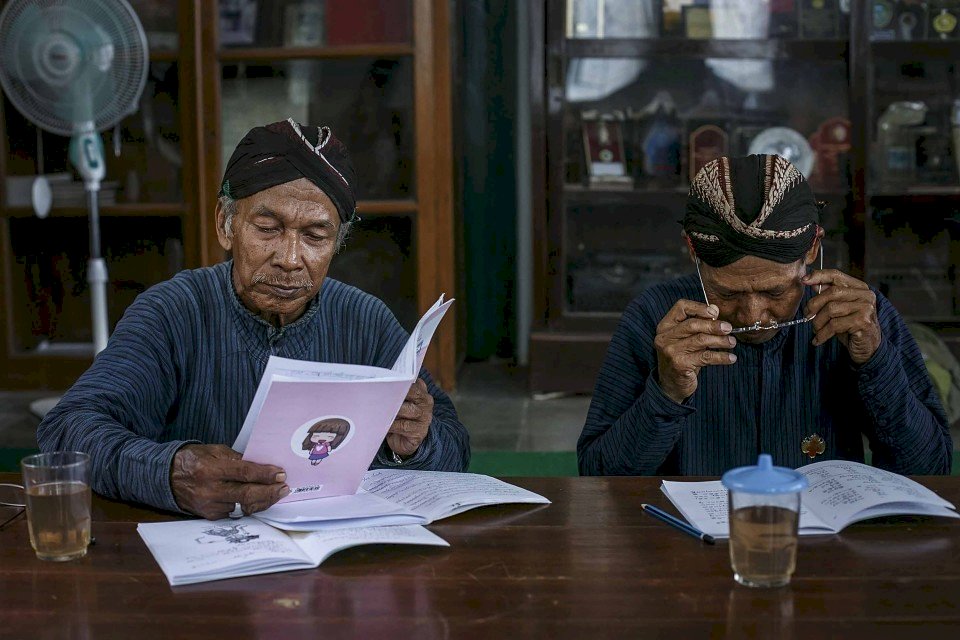 Masyarakat Yogyakarta pecahkan rekor Kegemaran Membaca Tertinggi se Indonesia. Gambar : Abdi dalem Keraton Yogyakarta. Foto: ANTARA FOTO