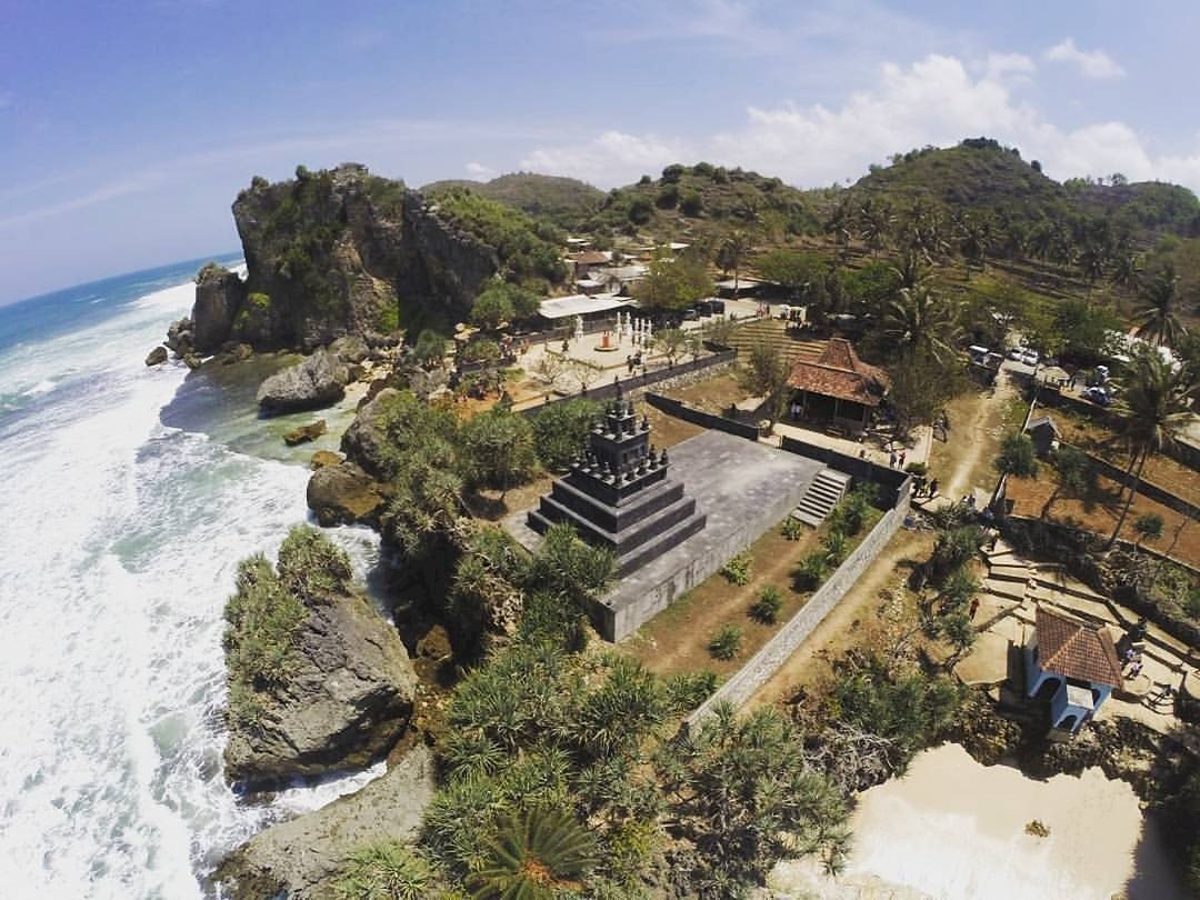Destinasi Wajib di Yogyakarta: Pantai Ngobaran, 'Bali of Java' yang Menggoda. Gambar : senengdolan.com