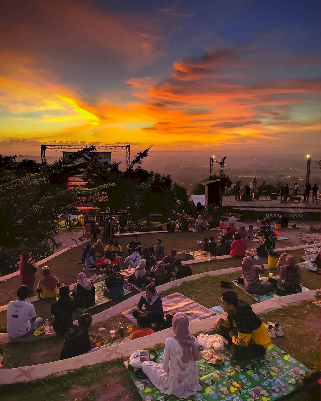 Nggak Cuma View Keren, Puncak Sosok Juga Punya Warung & Musik Live yang Bikin Betah!. Gambar : ig @djlilik_