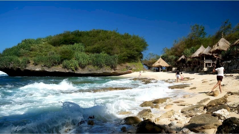Pantai Slili: Pasir Putih, Sunrise & Sunset, dan Ketenangan ala Gunungkidul. Gambar : http://nagantour.com