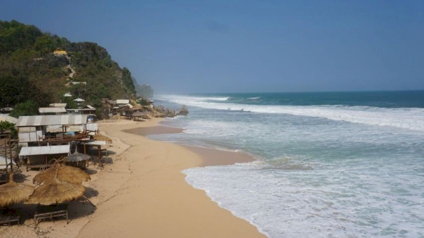 Pantai Watu Lawang Jogja, Surga Tersembunyi di Gunungkidul Spot Rahasia yang Wajib Kamu Sambangi!. Gambar : telkomsel.com