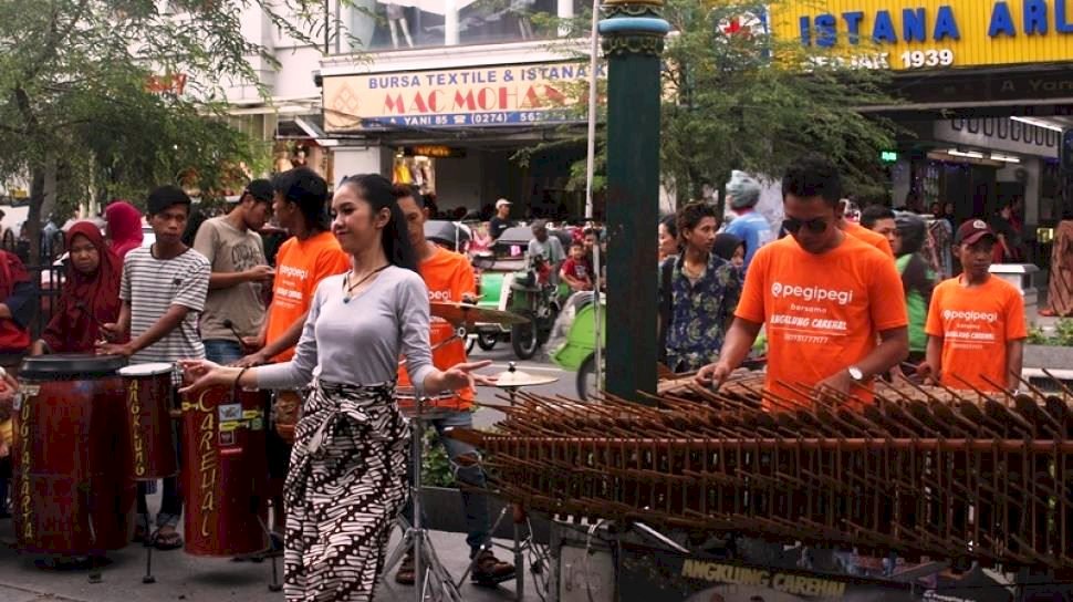 Pemkot Jogja Melarang Pengamen Angklung di Malioboro, Ini Alasannya. Gambar : yoursay - suara.com