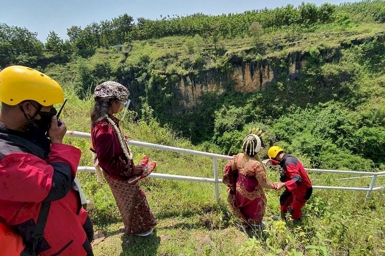 Pernikahan Unik di Goa Ngingrong Gunungkidul dengan maskawin Belalang Goreng. Gambar : KOMPAS.COM