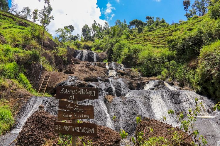 Pesona Air Terjun Kedung Kandang: Wisata Indah di Tengah Sawah Bertingkat. Gambar : travel.kompas.com
