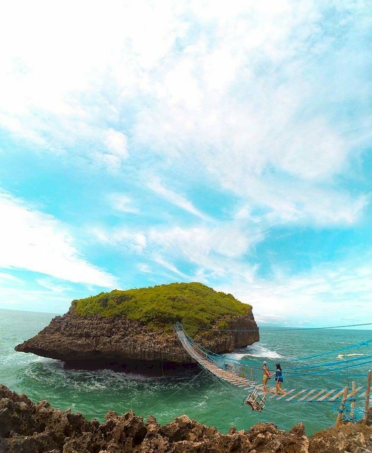 Pulau Kalong Gunungkidul, Wisata Pacu Adrenalin dengan Jembatan Bilah Kayu. Gambar : @brisiajodie96