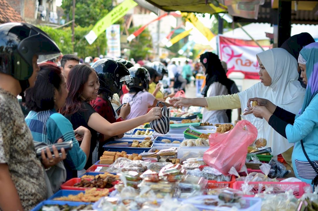 Rekomendasi Pasar Ramadan di Jogja 2023 yang Menawarkan Harga Takjil Terjangkau. Gambar : pasar tiban
