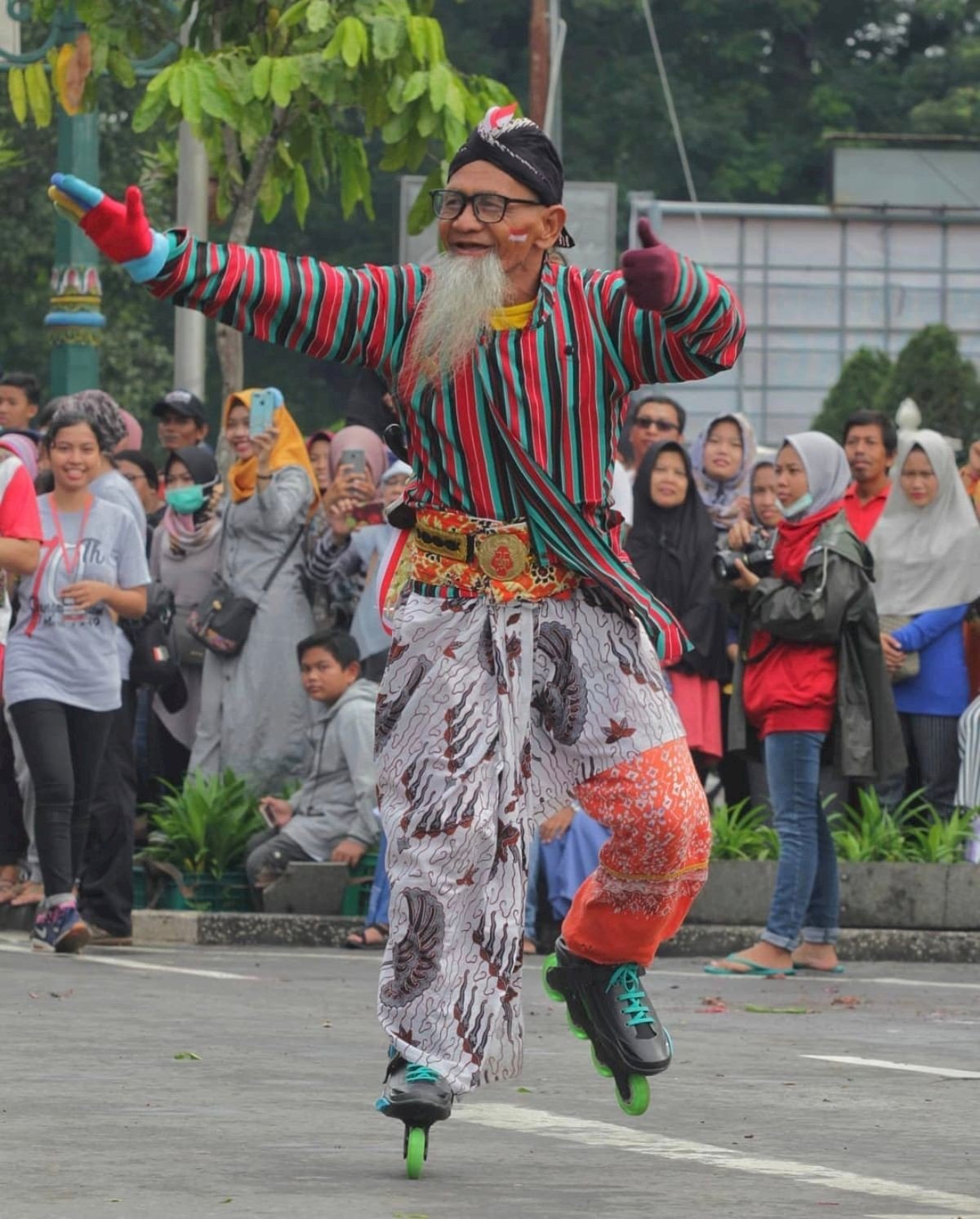 Selamat Jalan Mbah Pri, Lansia Jogja yang Setia Menyusuri Kota dengan Sepatu Roda. Gambar : Supriyanto al Amin Sukri