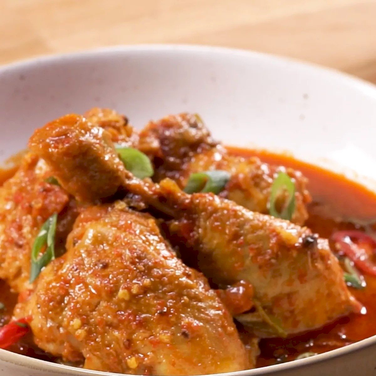 Siap Menghadapi Pedas? 6 Tempat Ayam Pedas  di Jogja Ini Akan Memberikan Tantangan yang Anda Butuhkan!. Gambar : endeus.tv