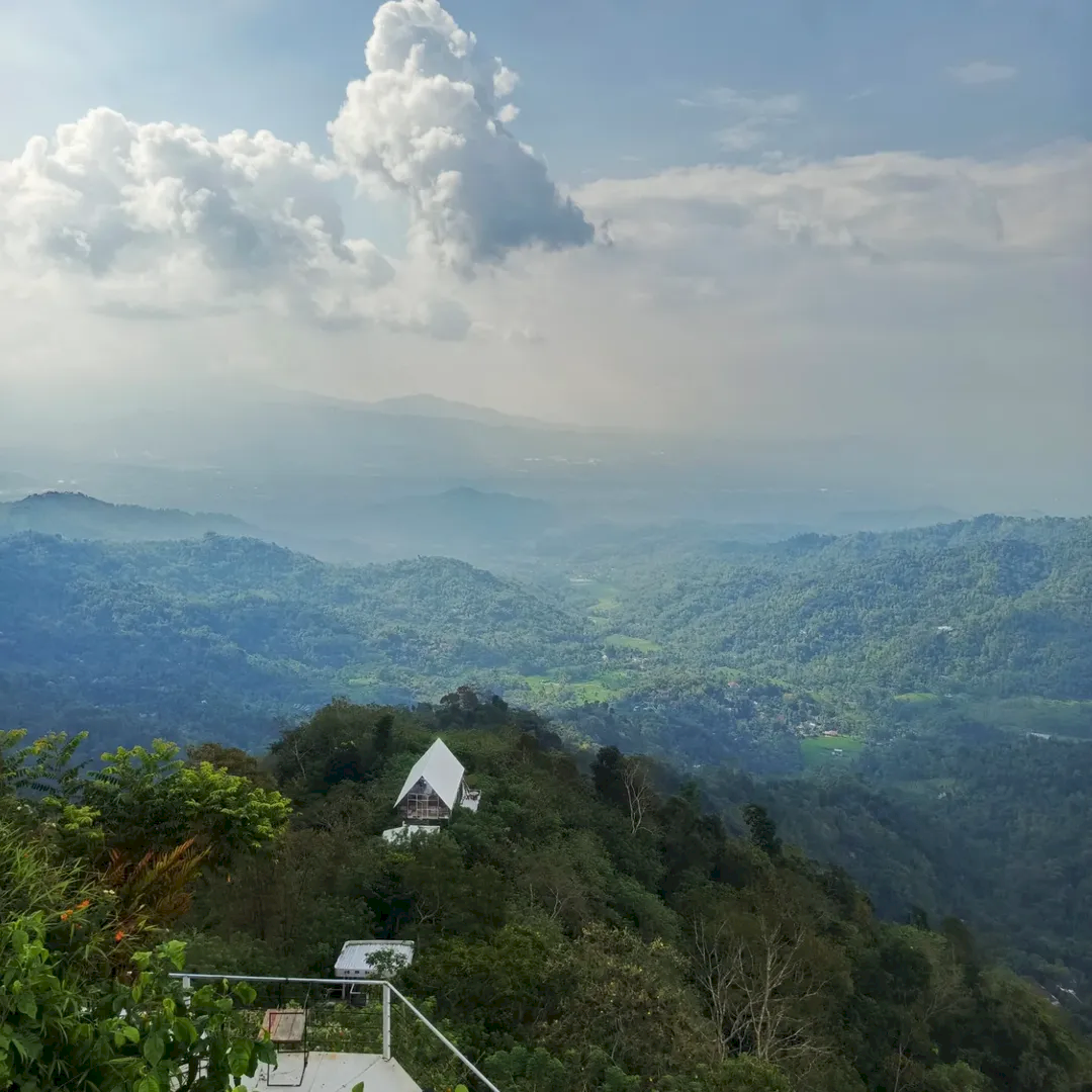 Spot Hidden Gem di Jogja Ini Punya View 3 Gunung Sekaligus, Wajib Coba Sekali Seumur Hidup!. Gambar : ig @nicolasbuyung