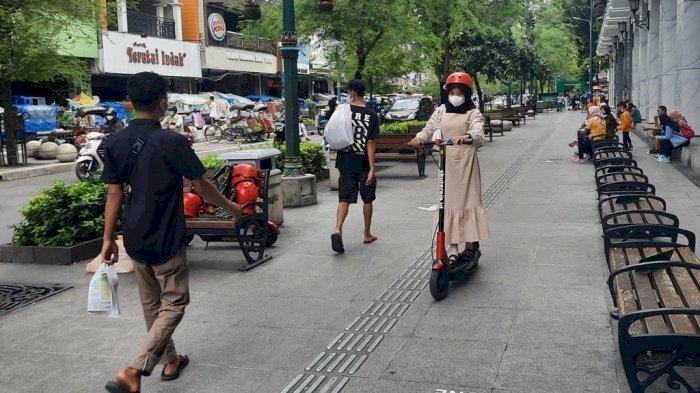 Sri Sultan HB X larang Skuter Listrik & Becak Motor beroperasi di Malioboro. Gambar : skuter listrik malioboro | tribunnews