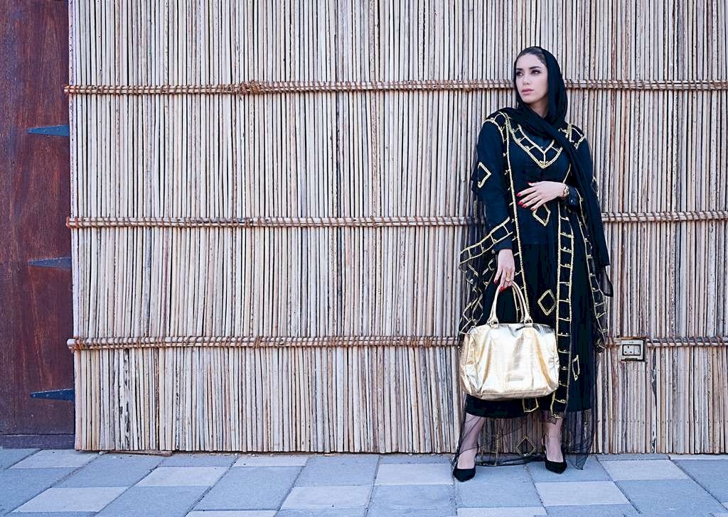 Tips Memilih Outer Wanita yang Trendy dan Cocok untuk Hijab. Gambar : pexels