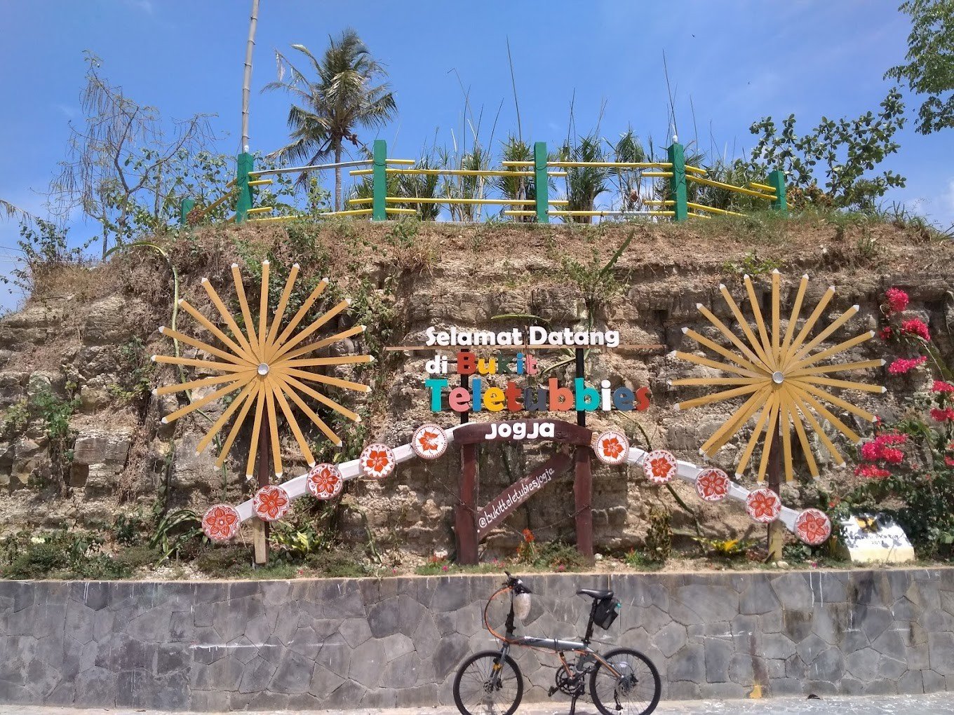 Bukit Teletubbies: Destinasi Liburan Keluarga yang Unik di Jogja, dijogja.co Bukit Teletubbies: Destinasi Liburan Keluarga yang Unik di Jogja, dijogja.co. Bukit Teletubbies: Destinasi Liburan Keluarga yang Unik di Jogja.