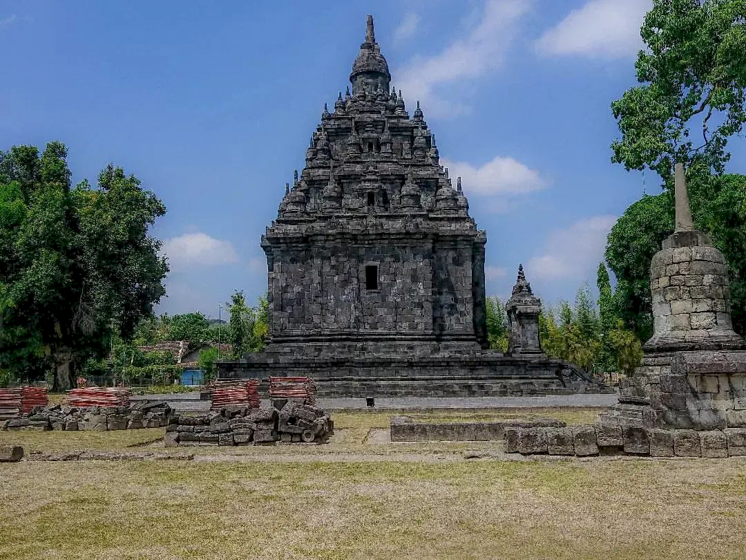 Candi Sojiwan, Klaten :  Info Harga Tiket Masuk, Lokasi, Rute, Jam Buka, Fasilitas, & Foto Terbaru. Candi Sojiwan, Candi ini Merupakan Wujud nyata Toleransi Beragama Antar Umat Hindu Buddha.