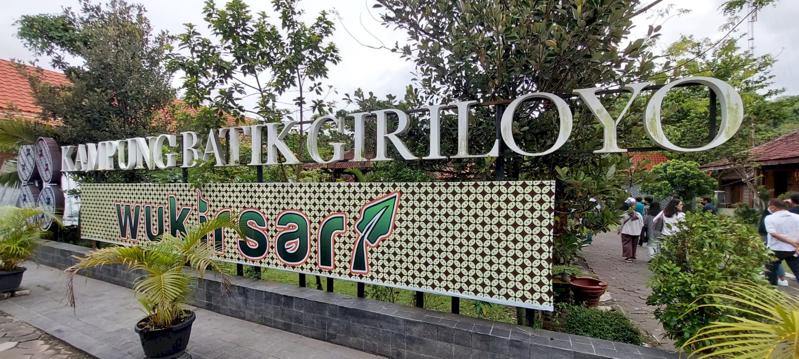 Kampung Batik Giriloyo: Membangkitkan Perekonomian dan Melestarikan Budaya melalui Batik Tulis, dijogja.co. Kampung Batik Giriloyo: Membangkitkan Perekonomian dan Melestarikan Budaya melalui Batik Tulis.