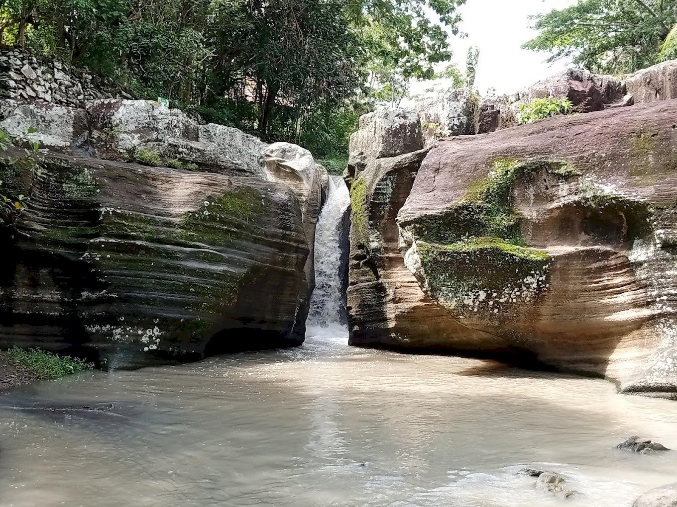 Mengintip Keindahan Tersembunyi: Air Terjun Lawang Sampang, dijogja.co. Mengintip Keindahan Tersembunyi: Air Terjun Lawang Sampang.