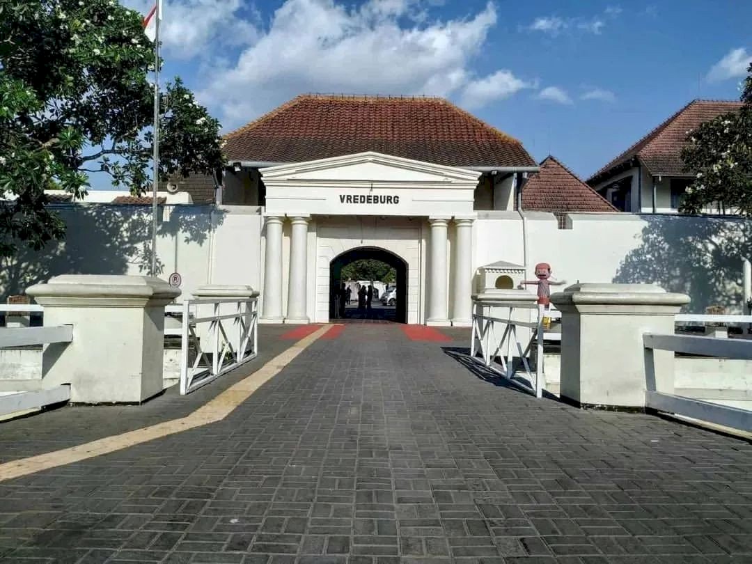 Museum Benteng Vredeburg, Yogyakarta : Info Harga Tiket Masuk, Jam Buka, Fasilitas, & Spot Foto Terbaru. Museum Benteng Vredeburg, Nostalgia Sejarah di Tengah Kota Yogyakarta.