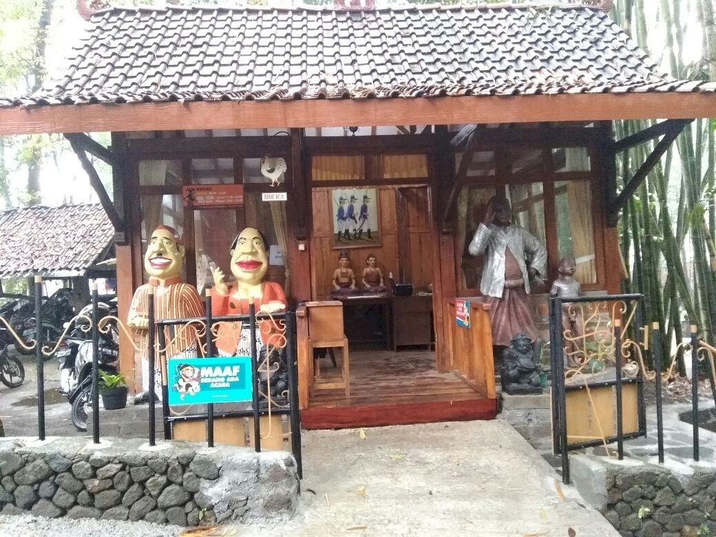 Omah Petruk: Objek Wisata Budaya Menarik di Yogyakarta, dijogja.co. Omah Petruk: Objek Wisata Budaya Menarik di Yogyakarta.