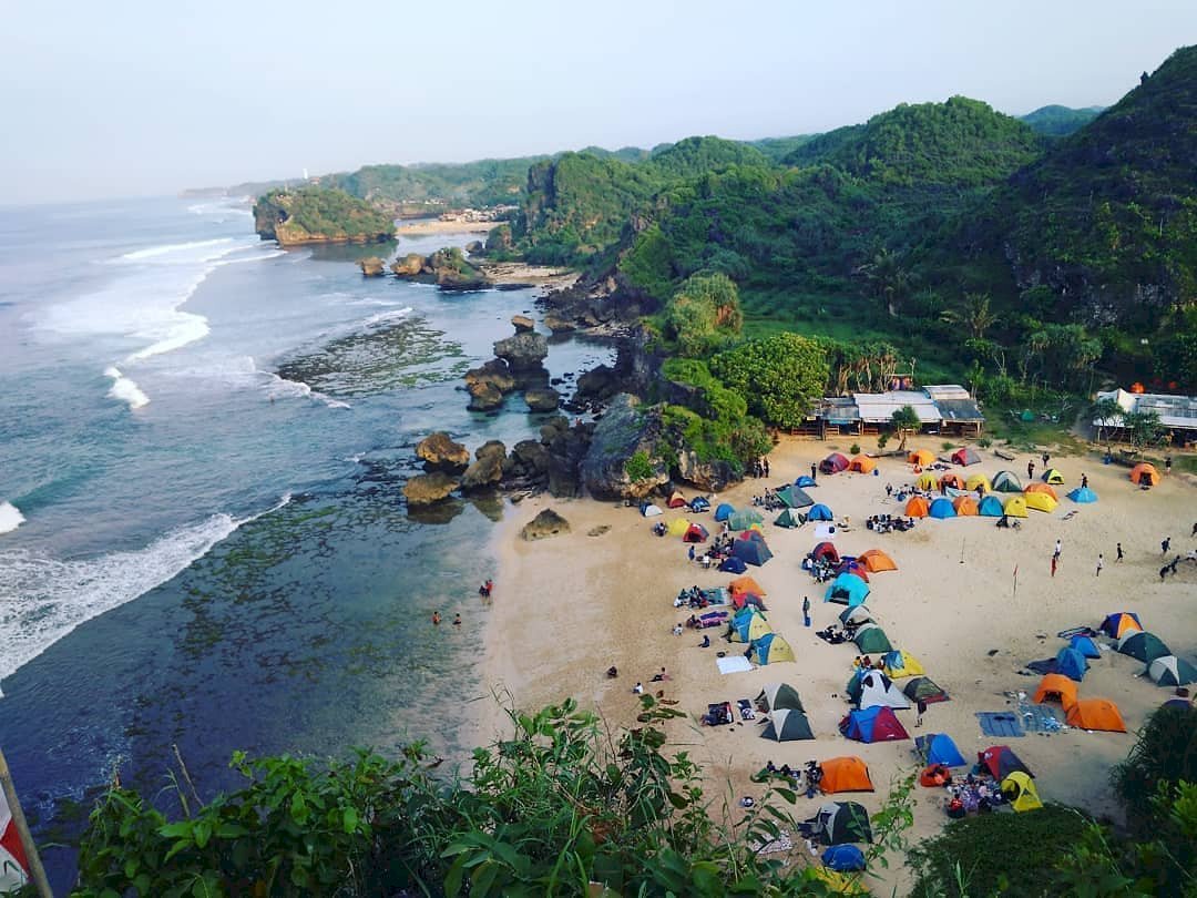 Pantai Ngrumput, Gunungkidul : Info Lokasi, Rute, Fasilitas, Harga Tiket, & Foto Terbaru. Pantai Ngrumput, Tempat Wisata di Gunungkidul yang Cocok untuk Berkemah.