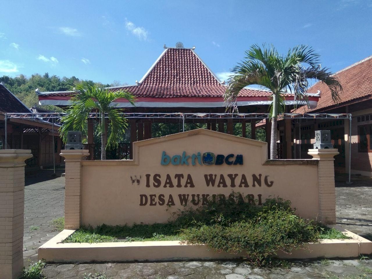 Sejarah dan Keunikan Pucung: Sentra Kerajinan Tatah Sungging Kulit, dijogja.co. Sejarah dan Keunikan Pucung: Sentra Kerajinan Tatah Sungging Kulit.